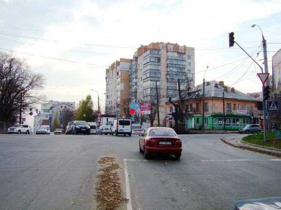 Фото рекламної площини за адресою перехрестя пр.Миру - вул.М.Рибалка. неподалік: зупинка, скупчення МАФів, супермаркет "Сільпо", ТЦ (в центр)