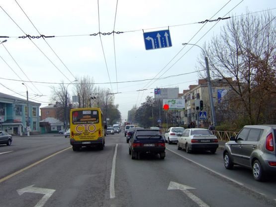 Фото рекламної площини за адресою перехрестя вул.Кам'янецька - вул.Купріна. неподалік: ТЦ "Ружичнянський", скупчення МАФів, зупинки, суд (від центру)