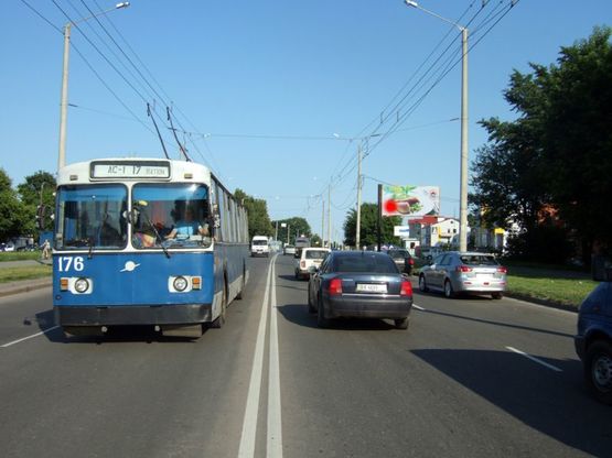 Фото рекламной плоскости по адресу пр.Миру - Старокостянтинівське шосе (меморіал слави). неподалік: супермаркет "Сільпо", магазини автозапчастин, авторинок, автосалони "БМВ", "Мерседес", "Опель", "Рено", "Хюндай", "Шкода" та інші, офіційний сервіс "БОШ" (від центру)