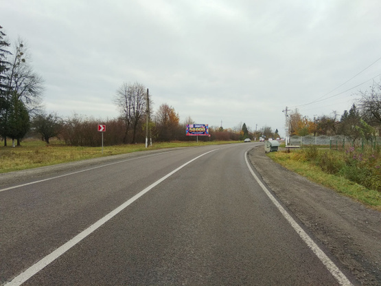 Фото рекламной плоскости по адресу въезд в г.Каменка-Бугская с направления г.Львова, трасса Львов-Луцк (Н-17) на г.Радехов, г.Добротвор, г.Горохов, г.Луцк + остановка маршр.транспорта