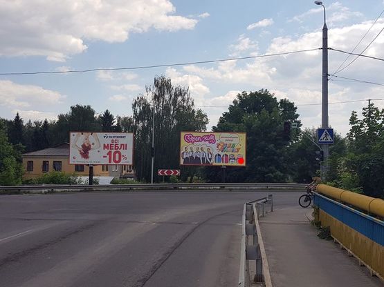 Фото рекламной плоскости по адресу вул.Грушевського - вул.Толстого. неподалік: новий міст, (центр) [правий]