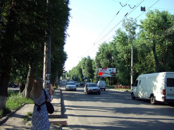 Фото рекламної площини за адресою вул.Проскурівського Підпілля (парк). неподалік: зона відпочинку, міні ринок, зупинки, приватна та багатоповерхова забудови (від центру)