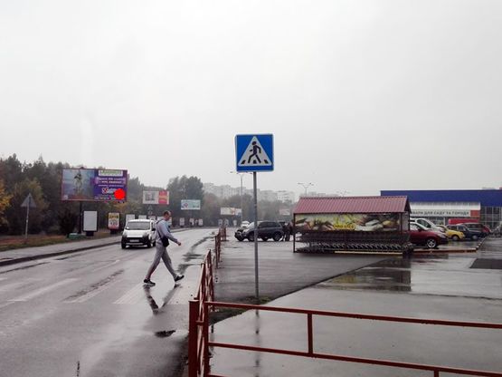 Фото рекламної площини за адресою нова дорога біля Епіцентру (парковка "Таврія В"). неподалік: "Епіцентр", супермаркет "Таврія В", елітна забудова "Набережний квартал", багато дрібної комерції (центр)