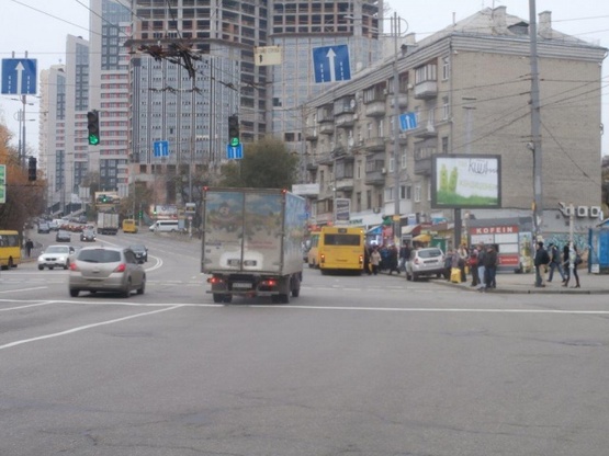 Фото рекламної площини за адресою Василия Липковского ул. (Урицкого) / Максима Кривоноса площадь (остановка)
