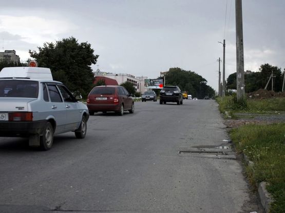 Фото рекламної площини за адресою вул.М.Рибалка (таможня). неподалік: АЗК "Укрнафта", цілодобова мийка, навколо елітна забудова м.р. "Отрадне", "Дивокрай", "Дихтярка" (в центр)