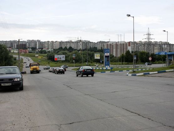 Фото рекламної площини за адресою перехрестя М.Рибалка - вул.Озерна. неподалік: АЗК "Укрнафта", цілодобова мийка, навколо елітна забудова м.р. "Отрадне", "Дивокрай", "Дихтярка", база будматеріалів (від центру)