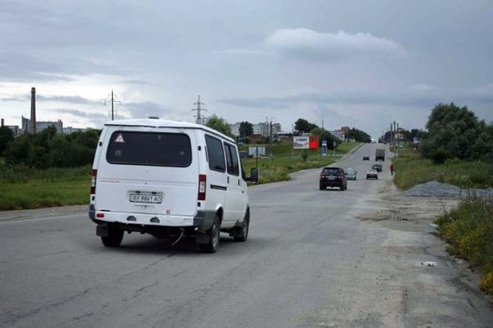 Фото рекламної площини за адресою перехрестя М.Рибалка - вул.Озерна. неподалік: АЗК "Укрнафта", цілодобова мийка, навколо елітна забудова м.р. "Отрадне", "Дивокрай", "Дихтярка", база будматеріалів (в центр)
