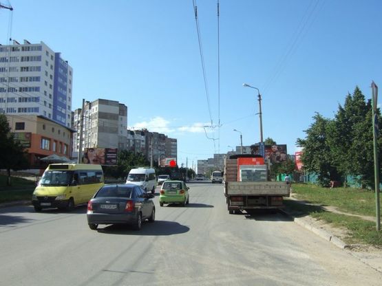 Фото рекламной плоскости по адресу вул.П.Мирного (СОЦ "Булдозер"). неподалік: СОЦ "Бульдозер", ТРК "Агора", багатоповерхова забудова- массова (від центру)