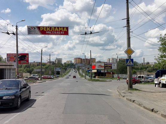 Фото рекламної площини за адресою вул.П.Мирного (ТРЦ "Агора"). неподалік: СОЦ "Бульдозер", ТРК "Агора", багатоповерхова забудова- массова (від центру) [ліве вухо]