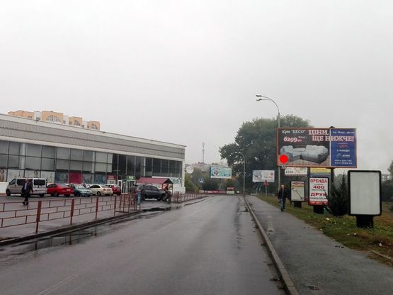 Фото рекламної площини за адресою нова дорога біля Епіцентру (парковка "Таврія В"). неподалік: "Епіцентр", супермаркет "Таврія В", елітна забудова "Набережний квартал", багато дрібної комерції (центр)