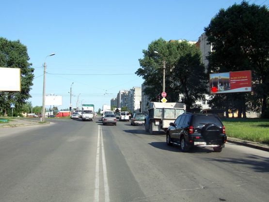 Фото рекламної площини за адресою перехрестя Старокостянтинівське шосе - вул.Прибузька (висотка). неподалік: автостоянка, шиномонтаж, АЗК, супермаркет "Вопак", непродовольчий ринок (від центру)