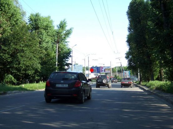 Фото рекламної площини за адресою Т-подібне перехрестя вул.Проскурівського підпілля - вул.Вокзальна. неподалік: велика автостоянка, парк, приватна забудова (в центр) [ліве вухо]