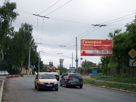 Фото рекламної площини за адресою вул.Купріна - вул.Раскової (зупинка). неподалік: міське ДАІ, зупинка, автосалон ваз, продовольчий оптовий ринок "ДУБОВО" (в центр)