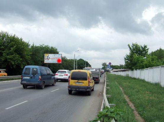 Фото рекламної площини за адресою вул.Толстого - вул.Грушевського (зі сторони розв'язки). неподалік: велика стоянка (в центр)