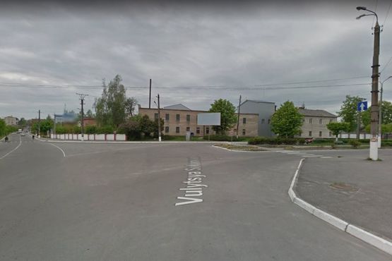 Фото рекламной плоскости по адресу вул.Миру (біля пивзаводу). неподалік:  (центр)