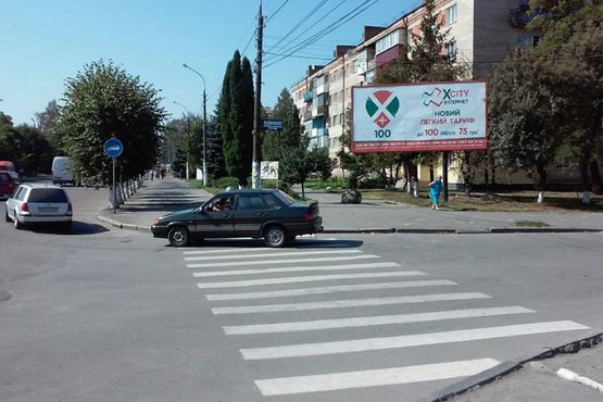 Фото рекламной плоскости по адресу перехрестя вул.Героїв Небесної Сотні - вул.Чкалова. неподалік: магазини, мафи і т.і. (центр)