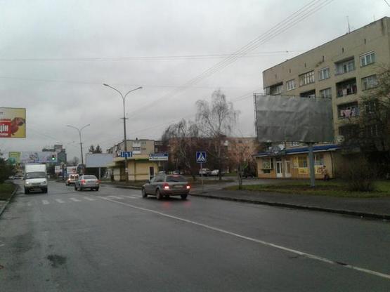 Фото рекламной плоскости по адресу м.Ужгород, вул. Грушевського – 8 березня (перехрестя)
