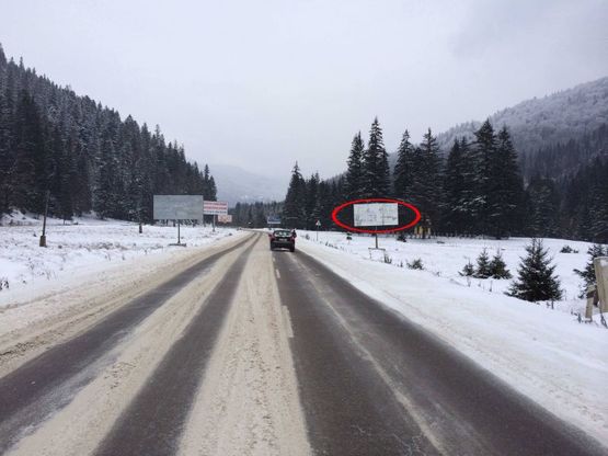 Фото рекламной плоскости по адресу Траса Н-09 Мукачево-Львів, в`їзд в село зі сторони Буковеля, напрямок руху на Івано-Франківськ (меморіал)