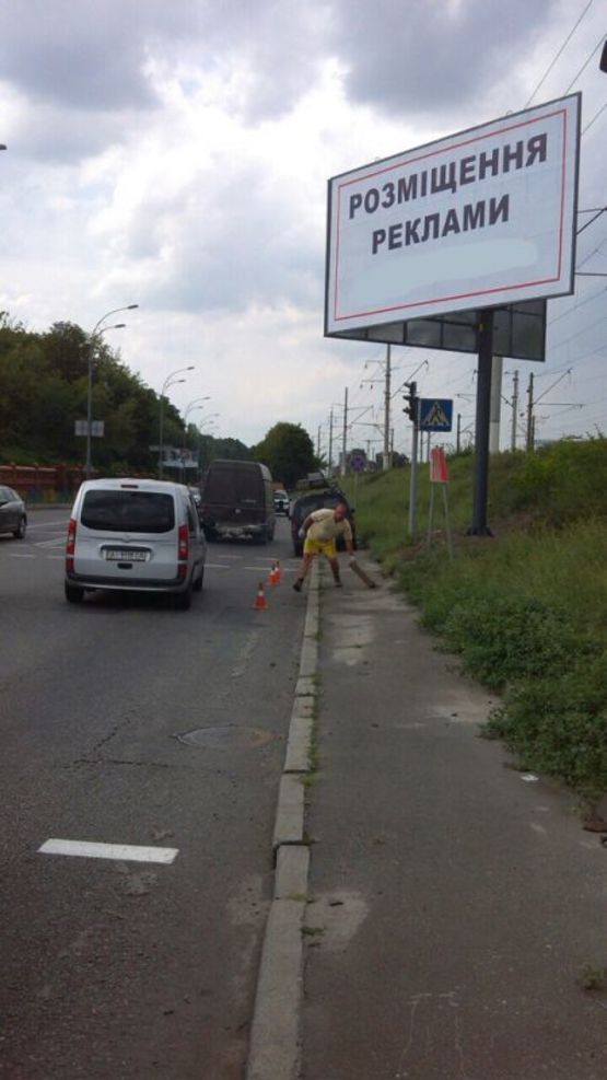 Фото рекламной плоскости по адресу вул. М. Грінченка перехрестя, поворот на вул. Кіровоградська, світлофор, з  Борисполя