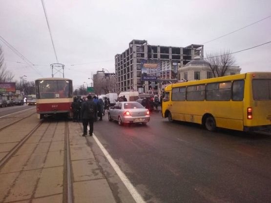 Фото рекламної площини за адресою вул. Привокзальна, 3, світлофор, зупинка, в напрямку Ленінградської площі