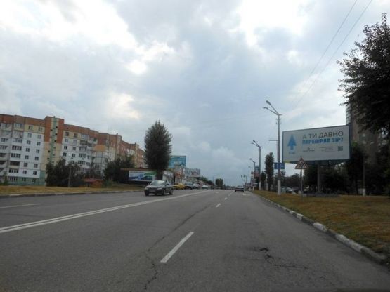 Фото рекламной плоскости по адресу м. Обухів, вул..Київська, 117, перед поворотом до супермаркета "Велмарт"