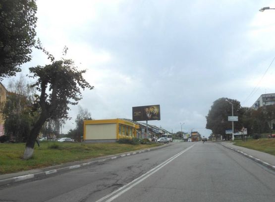 Фото рекламной плоскости по адресу м. Обухів, перетин вул.Київська-Каштанова, на зупинці; на світлофорі; 200 м. до супермаркету "Фуршет"
