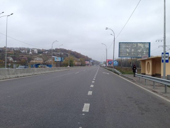 Фото рекламной плоскости по адресу Дніпровське шосе,  поворот на с.Лісники, зупинка "Лісники", траса Н-01 "Київ-Знам'янка", км 20+800 ліво