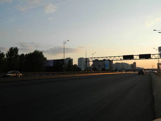 Фото рекламной плоскости по адресу Бажана 5 в центра левый