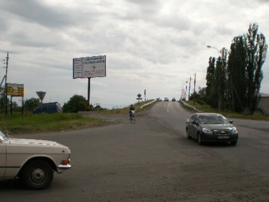 Фото рекламної площини за адресою В'їзд до міста, на перехресті біля моста