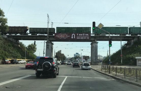 Фото рекламной плоскости по адресу вул.Автозаводська 2, світлофор, у напрямку Петрівки