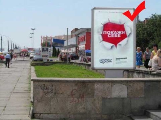 Фото рекламної площини за адресою вул.Кн.Ольги 106, біля входу в універмаг Львів