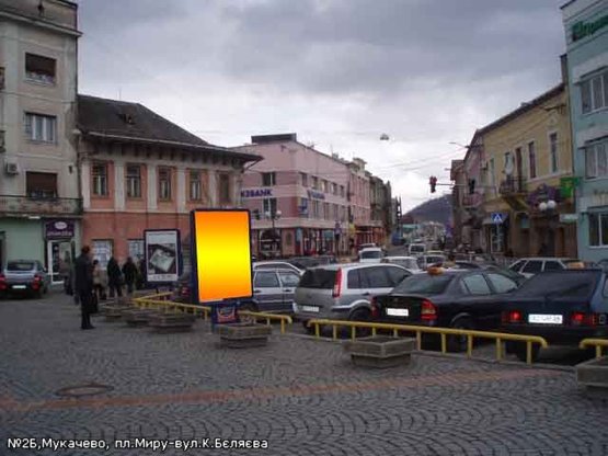 Фото рекламной плоскости по адресу пл.Миру (навпроти Приватбанку), центр, напр.-вул.К.Бєляєва
