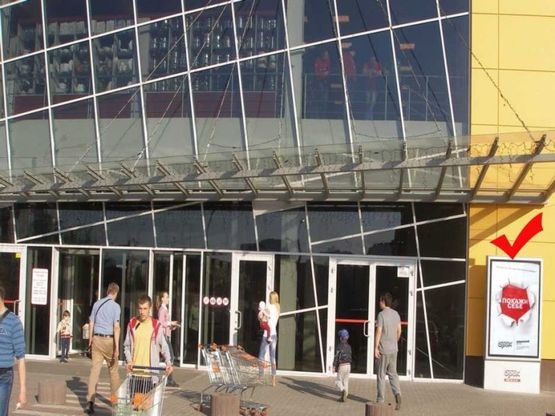Фото рекламной плоскости по адресу вул.Б.Хмельницького 214, праворуч від входу