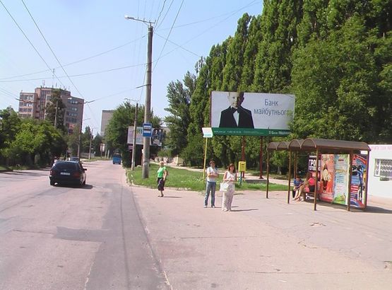 Фото рекламной плоскости по адресу ул. Полтавская - остановка, автосалон,мебельный салон