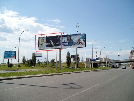 Фото рекламної площини за адресою Набережно-Рыбальская ул. / Московский проспект  (разделитель, роллер по ходу  движения на Оболонь)