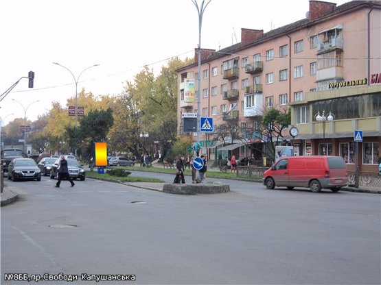 Фото рекламной плоскости по адресу пр.Свободи(розподільча смуга), перехрестя з вул.Капушанська, піш.перехід, напр.-пл.Кирила і Мефодія
