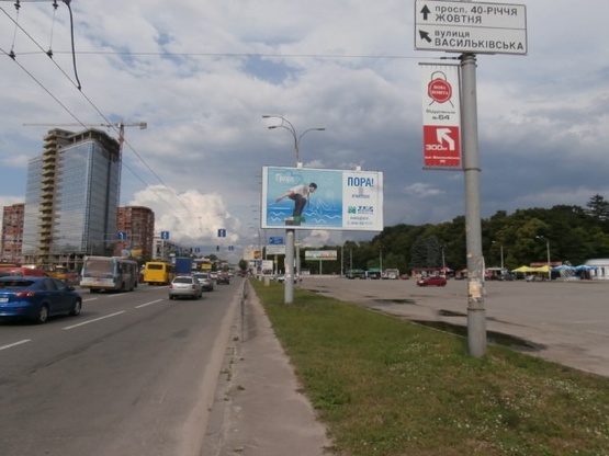 Фото рекламної площини за адресою Глушкова проспект (разделитель напротив входа в  ВДНХ)