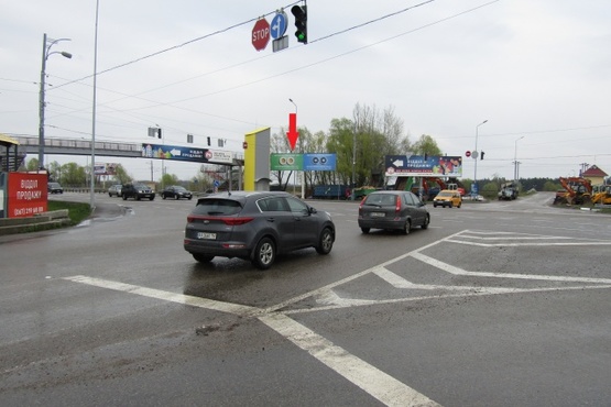Фото рекламной плоскости по адресу Новообуховская трасса (Днепропетровское шоссе) напротив ТЦ "Мегамаркет", Мануфактура, за заправкой UPG, перед БРСМ,7км+300метров, направление в Киев (левая)
