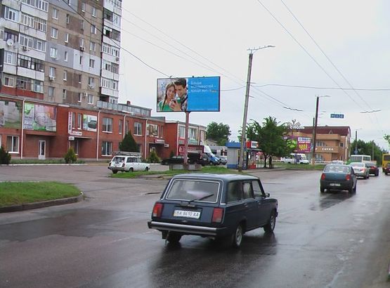 Фото рекламной плоскости по адресу ул. Полтавская, 24, м-н Зодчий, мебельный салон БРВ