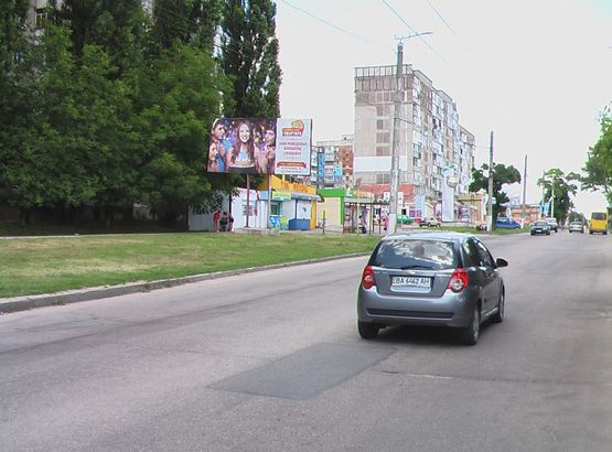 Фото рекламной плоскости по адресу ул. Полтавская - остановка, автосалон, мебельный салон