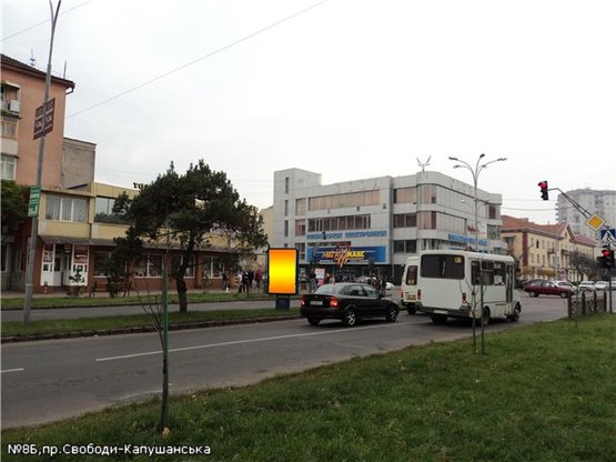 Фото рекламной плоскости по адресу пр.Свободи(розподільча смуга), перехрестя з вул.Капушанська, піш.перехід, напр.-пл.Б.Хмельницького