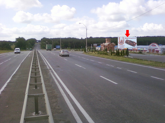 Фото рекламної площини за адресою Каменецкое шоссе, Аэропорт, рынок "Караван", №4