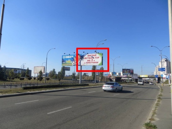 Фото рекламной плоскости по адресу Набережно-Рыбальская ул. / Московский проспект  (разделитель, роллер по ходу  движения на Оболонь)