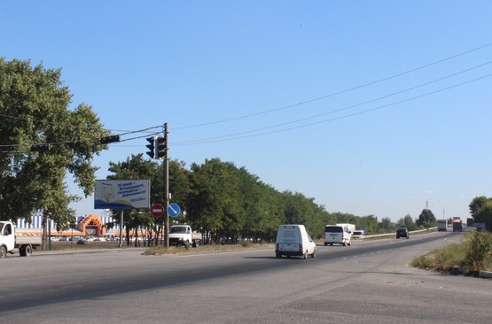 Фото рекламной плоскости по адресу Донецьке шосе, поворот до Епіцентру, світлофор