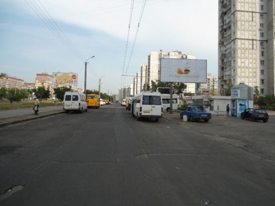 Фото рекламної площини за адресою пр-т Миру, 71-63, біля зупинки громадського транспорту