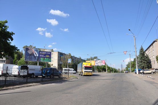 Фото рекламної площини за адресою вул. Осіння - вул. Богдана Хмельницького, на повороті на вул. Осінню