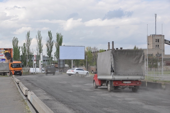 Фото рекламної площини за адресою вул. Дніпросталевська - авторинок (в'їзд з вул. О. Оцупа)