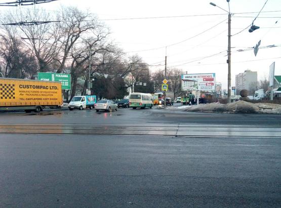 Фото рекламної площини за адресою пр-т Мануйлівський - вул. Каруни, на повороті зі Старого моста на пр-т Мануйлівський