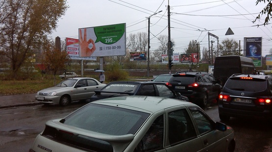 Фото рекламной плоскости по адресу пр-т Мануйлівський - вул. Каруни, на повороті зі Старого моста на пр-т Мануйлівський