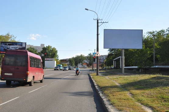 Фото рекламной плоскости по адресу вул. Космічна (біля лікарні), на світлофорі